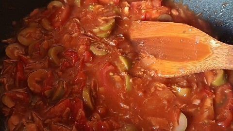 Spaghetti "Amore" mit Tomaten und Thunfisch im Nudelbett